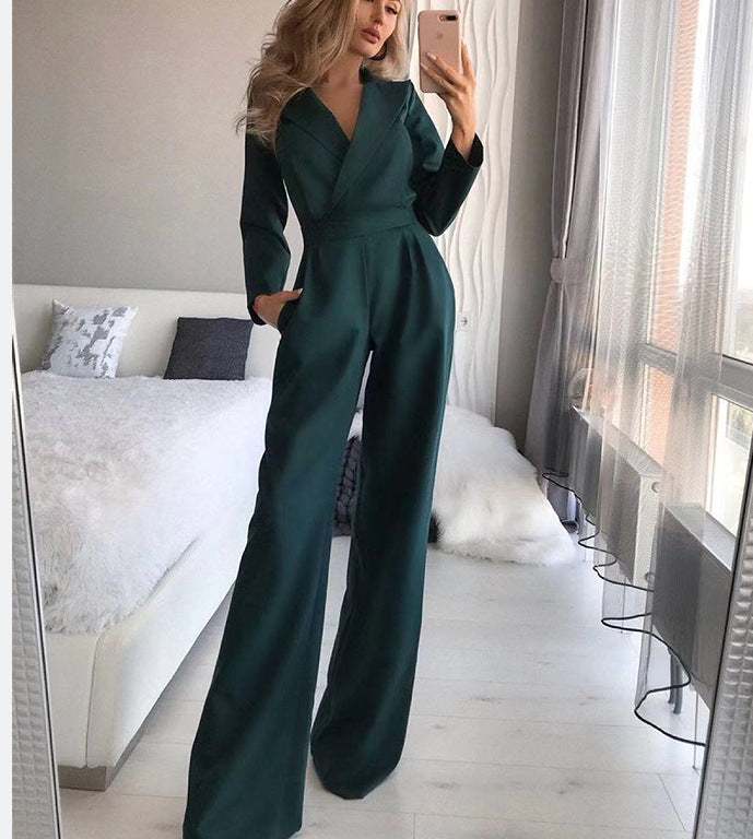 Dunkelgrüner Wickel-Jumpsuit mit weiten Beinen, Kragen und langen Ärmeln. IsabellBoutique030
