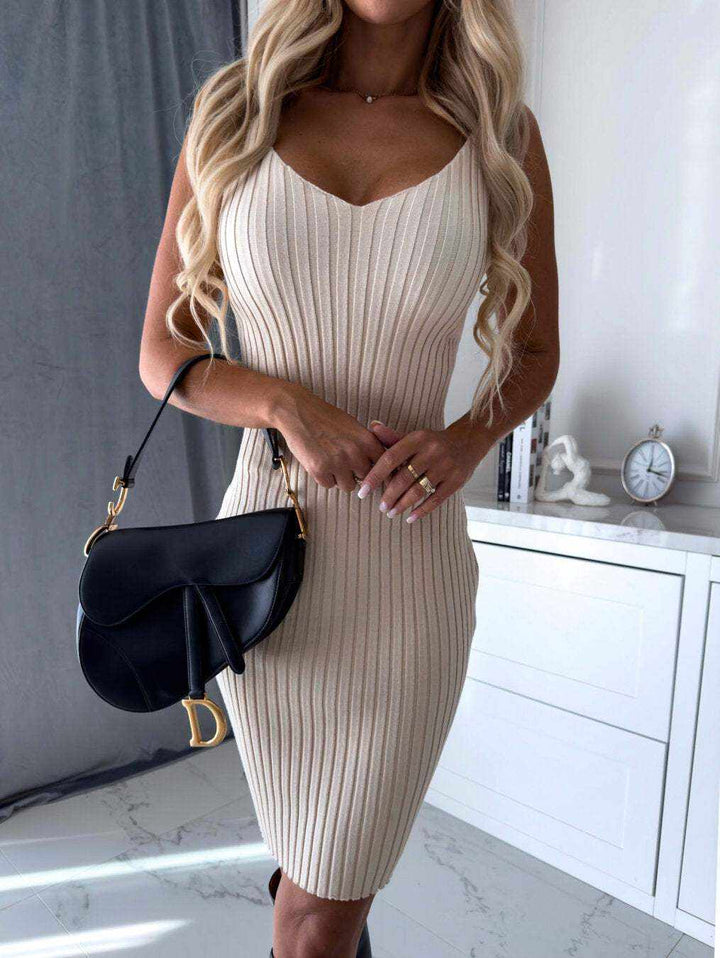 Eng anliegendes Strickkleid in Beige mit V-Ausschnitt und Spaghettiträgern. Figurbetont und elegant für Damen. IsabellBoutique030