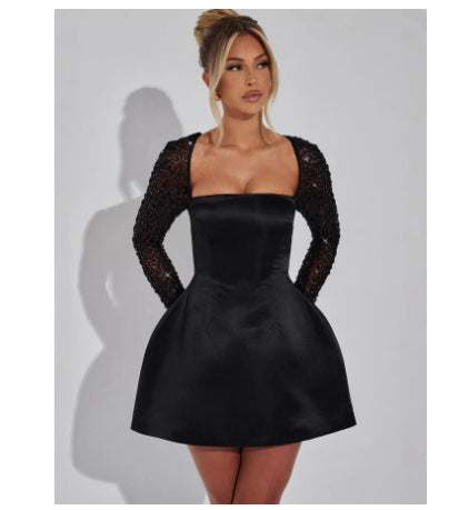 Kurzes schwarzes Satin-Kleid mit eckigem Ausschnitt und bestickten Ärmeln IsabellBoutique030