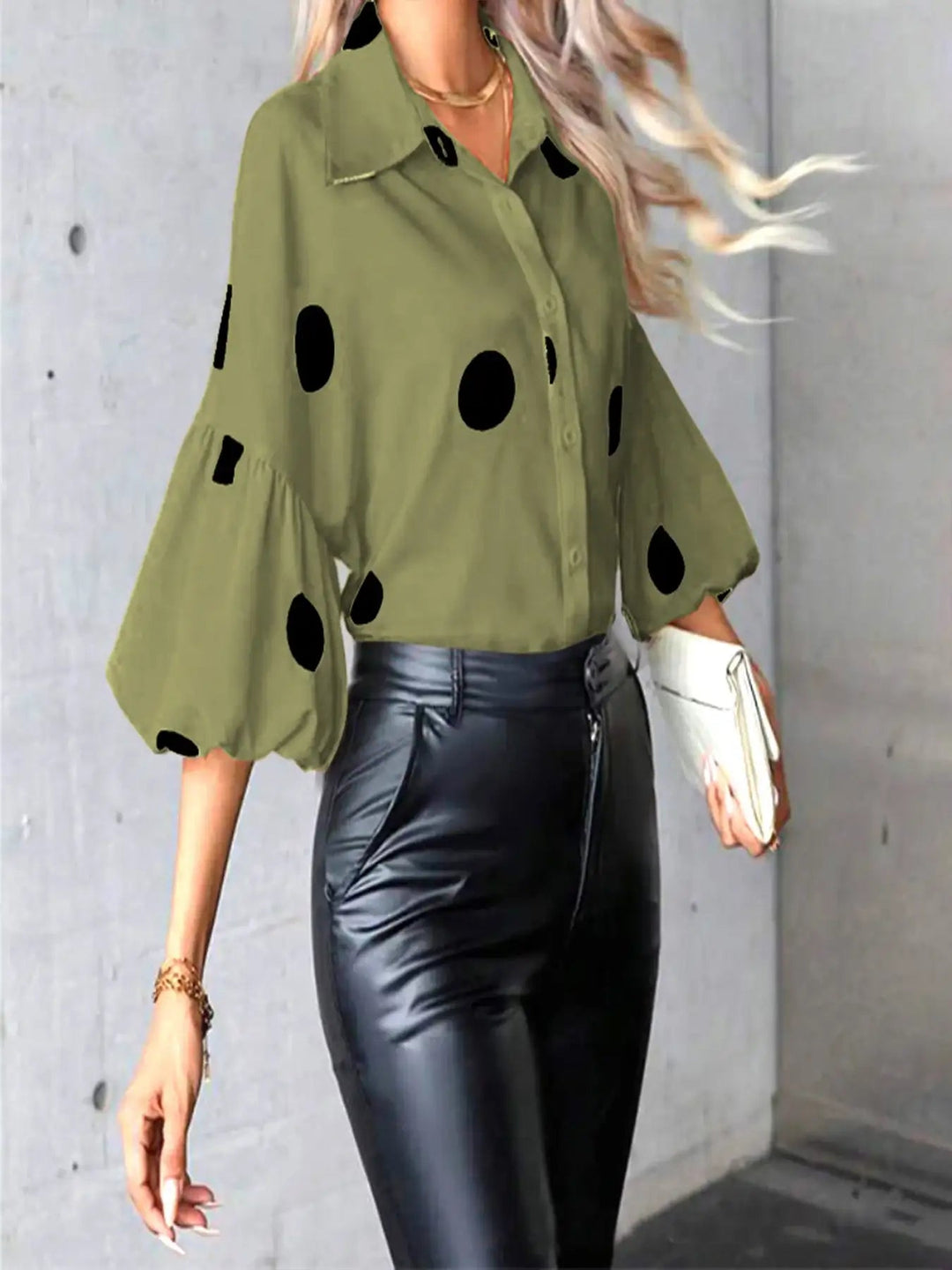 Weiße elegante Damenbluse mit geometrischem Muster in modernem Stil