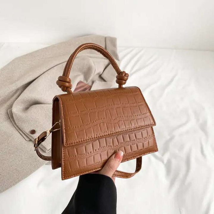 Braune krokodilleder-Handtasche mit geknoteten Henkeln und verstellbarem Riemen, elegant und stilvoll. IsabellBoutique030