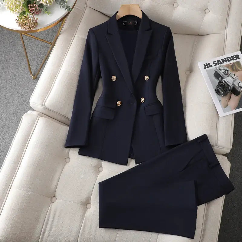 Eleganter Damen-Businessanzug mit Blazer und Schlaghose im modernen Bürostil