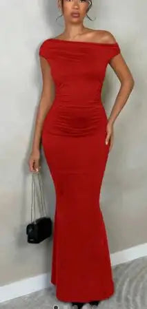 Damen trägt schulterfreies bordeauxrotes elegantes Maxi-Kleid mit gerippter Slim-Fit-Struktur bei Party