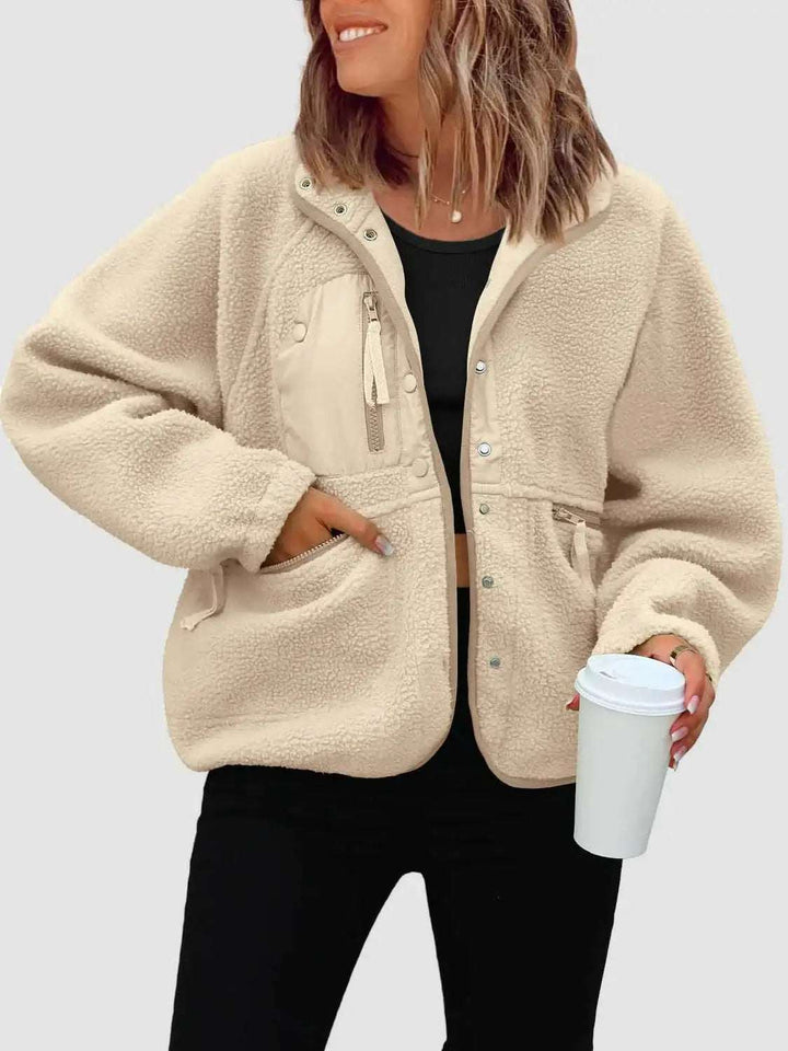 Kurze Plüsch-Cardigan-Jacke aus Lammwolle in verschiedenen Farben mit Taschen und modernem Casual-Stil