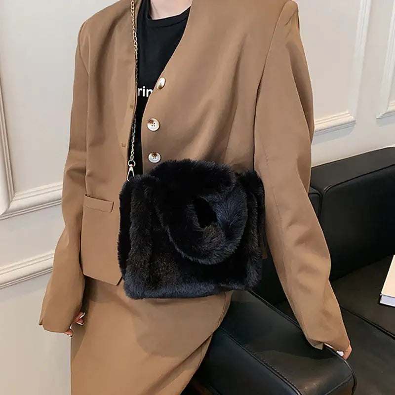 Wintertasche mit Kette aus kuscheligem Plüsch mit großem Fassungsvermögen und elegantem Design