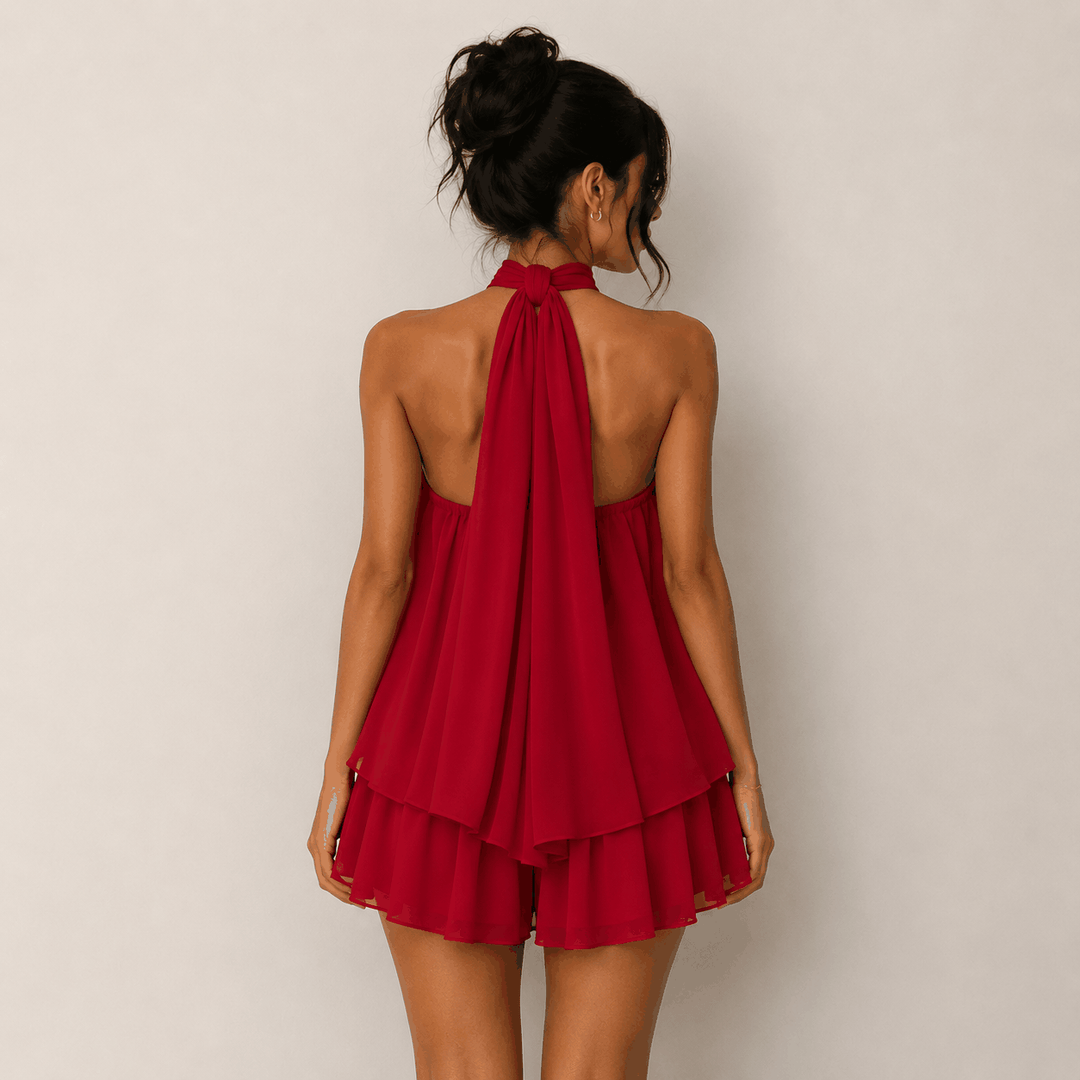 Sommerliches Neckholder-Kleid mit Rückenfreiem Ausschnitt und femininen Raffungen am Strand