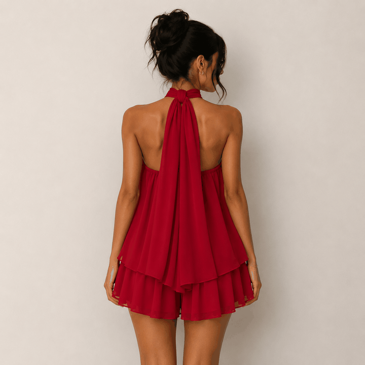 Sommerliches Neckholder-Kleid mit Rückenfreiem Ausschnitt und femininen Raffungen am Strand