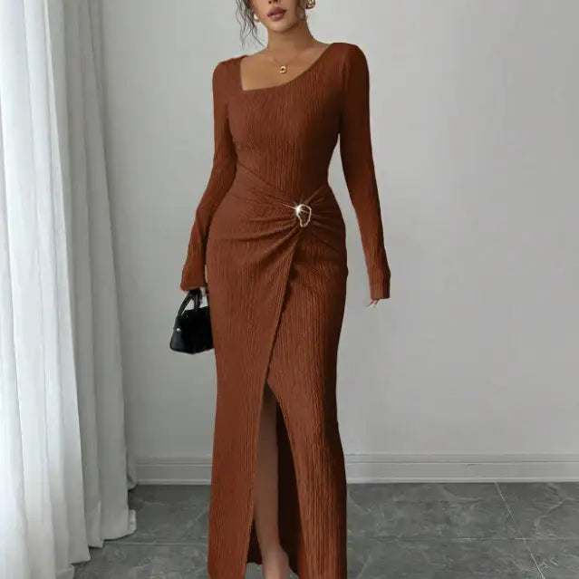 Figurbetontes Damen-Strickkleid mit Schlitz-Ausschnitt in Schwarz, Apricot und Dunkelbraun, Slim Fit und Langarm, elegant und modern
