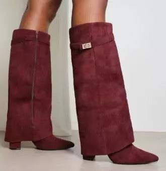 Dunkelrote Wildleder-Stiefel mit schickem Absatz und Schnallenverschluss, Damenmode von IsabellBoutique030.