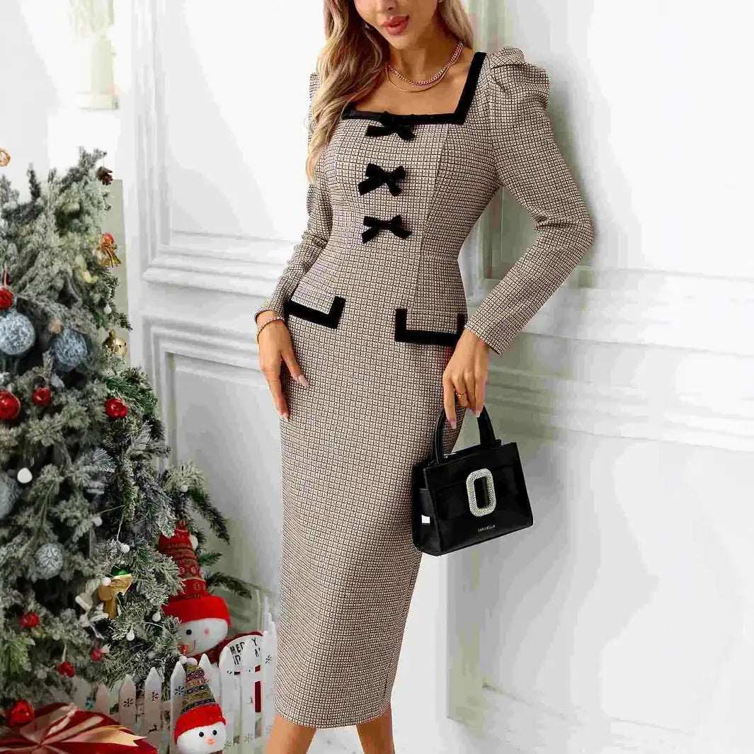 Elegantes khakifarbenes Damen Strickkleid mit Karomuster und Schleifendetail in Midi-Länge aus weichem Strickstoff