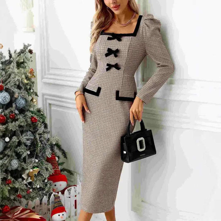 Elegantes khakifarbenes Damen Strickkleid mit Karomuster und Schleifendetail in Midi-Länge aus weichem Strickstoff