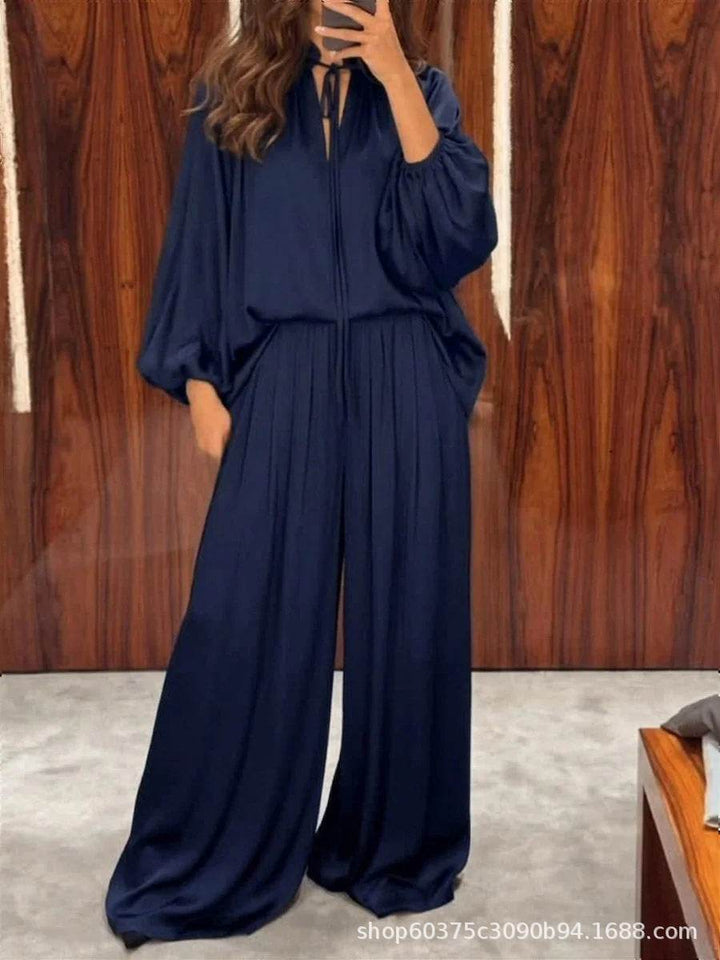 Marineblaue Satin-Hosenkombination mit weit schwingenden Ärmeln und weit ausgestellten Hosen. IsabellBoutique030
