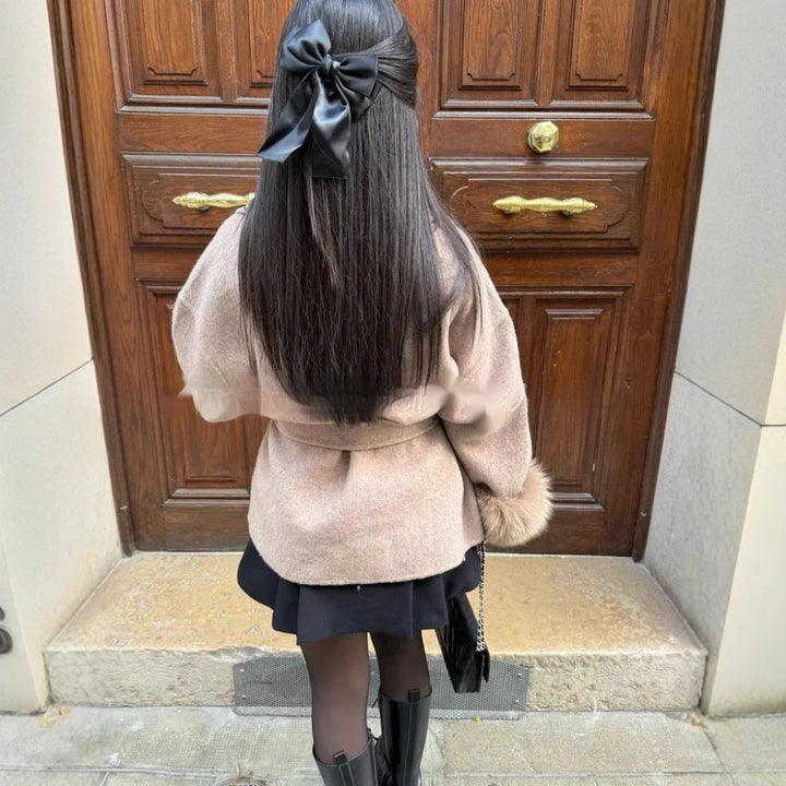 Elegante Damen Strickjacke mit Kunstfell und Gürtel im urbanen Stil für Winterkomfort
