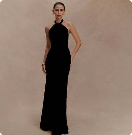 Elegantes schwarzes bodenlanges Samtkleid mit Neckholder-Ausschnitt und schmaler Silhouette, Damenmode IsabellBoutique030.