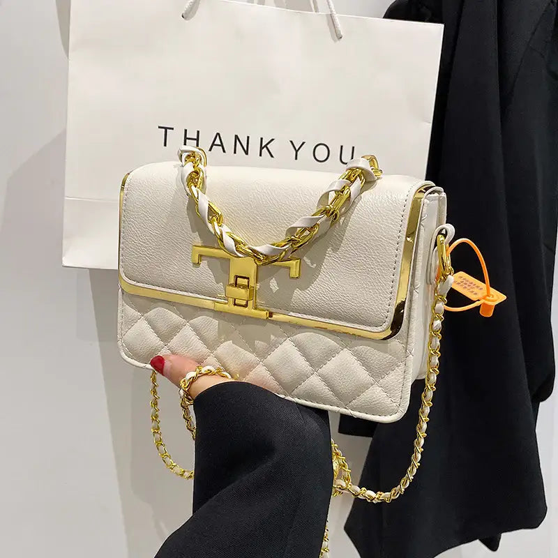 Elegante Handtasche mit funkelnder Diamantkette in Schwarz als stilvolle Schultertasche