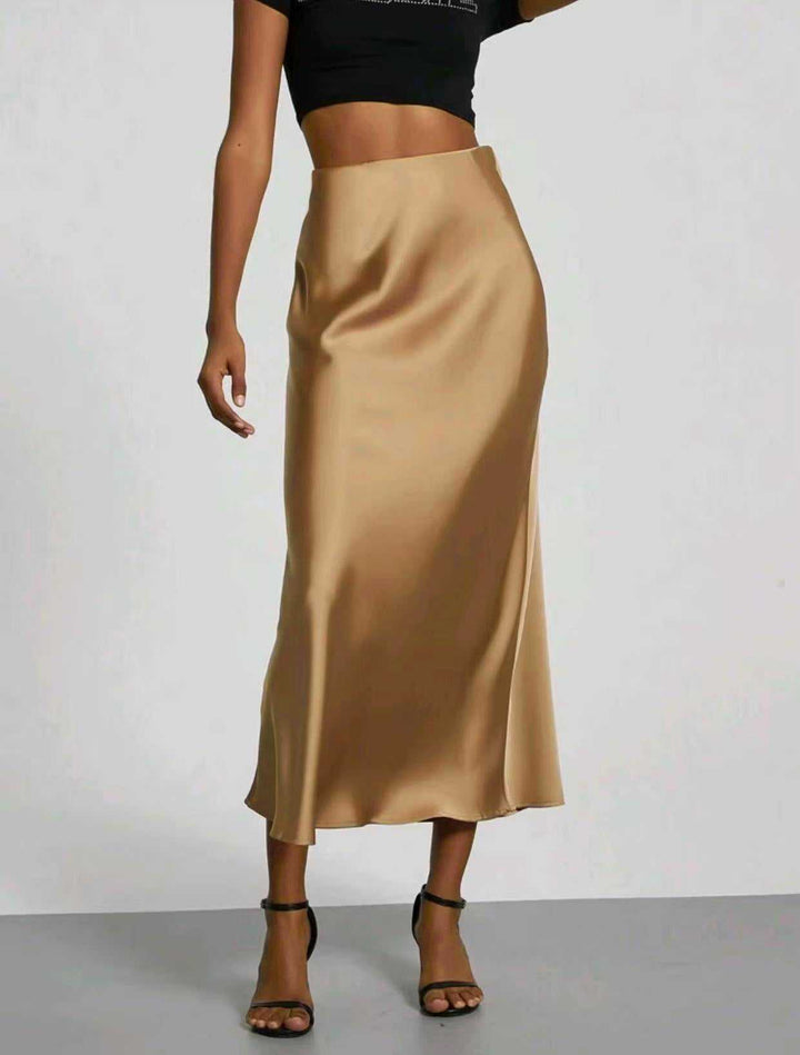 Seidiger Midi-Rock in Goldbraun, A-Linie, mit schwarzem Crop-Top und Sandalen. IsabellBoutique030