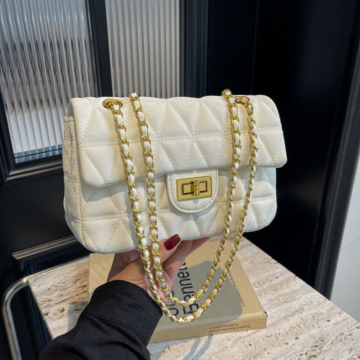 Weiße gesteppte Umhängetasche mit goldener Kette und goldfarbenem Verschluss. IsabellBoutique030