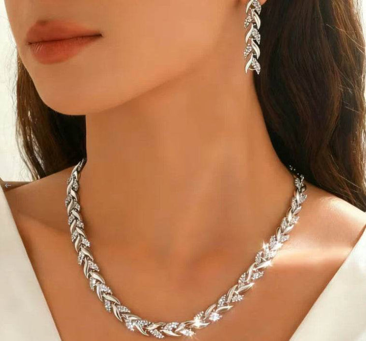 Elegantes Silber Collier und Ohrringe mit Blattmotiv, besetzt mit Zirkonia. IsabellBoutique030