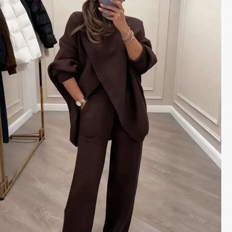 Zweiteiliges Damen-Set mit hohem Kragen und modernem gekreuztem Design in Apricot und Kaffee, bequem geschnitten aus Polyester
