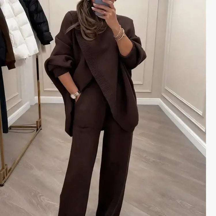 Zweiteiliges Damen-Set mit hohem Kragen und modernem gekreuztem Design in Apricot und Kaffee, bequem geschnitten aus Polyester