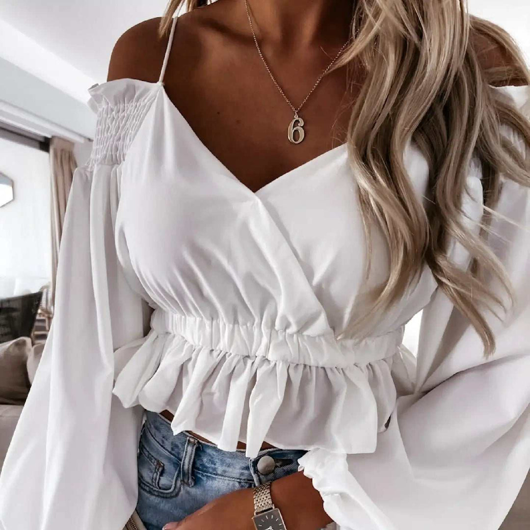 Weiße Wickelbluse mit Raffung, Rüschensaum und Puffärmeln. Elegante Damenmode. IsabellBoutique030