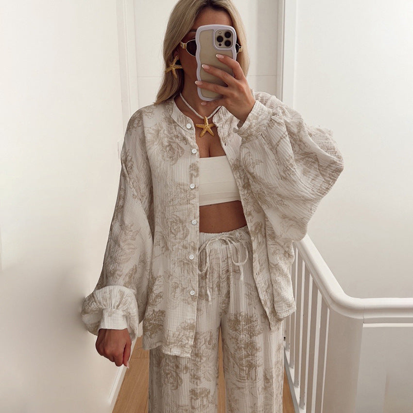 Zweiteiliges Damenoutfit: Weißes Hemd mit Stehkragen und weiten Ärmeln, passende Hose mit Kordelzug, bedruckt mit Blumenmuster. IsabellBoutique030