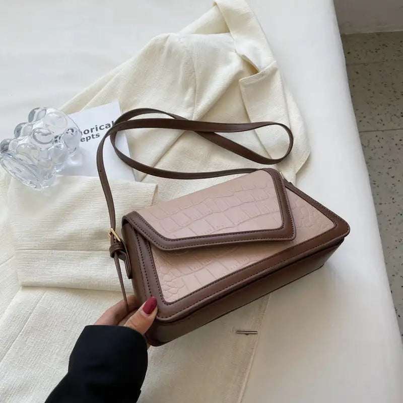 Eine zweifarbige Umhängetasche aus Lederimitat mit Kroko-Prägung in Beige und Braun, IsabellBoutique030.