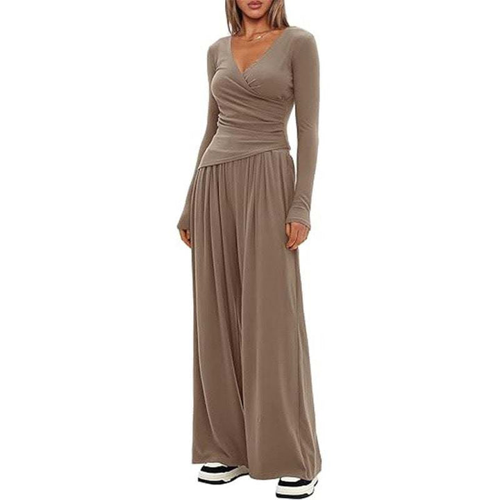 Dunkelbraunes Wickel-Top mit langen Ärmeln und weiten Hosen. IsabellBoutique030