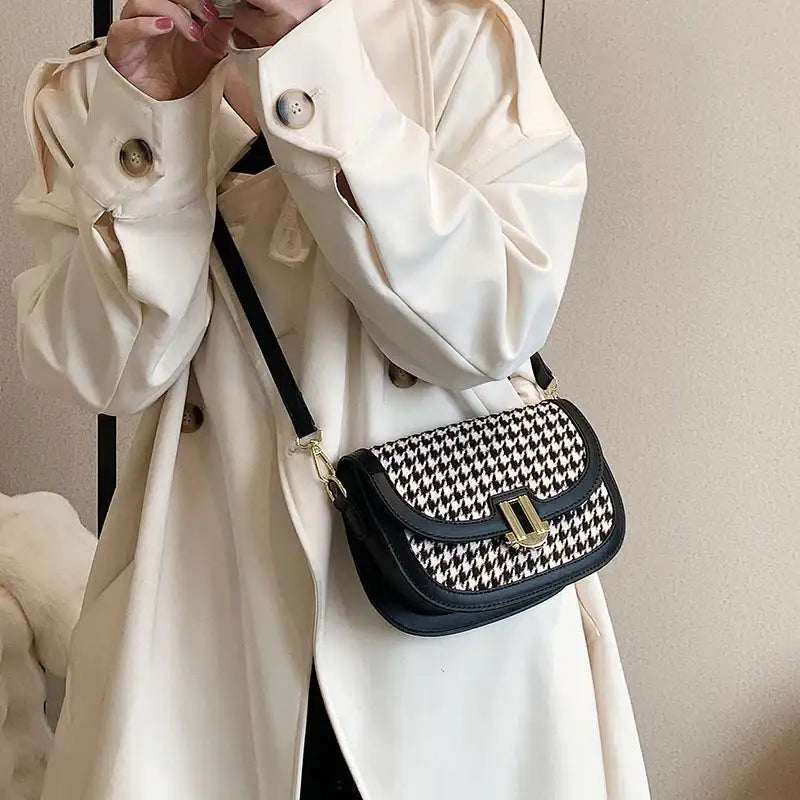 Modische halbrunde Schultertasche in strukturierter Satteltaschen-Form, urbaner minimalistischer Stil, vielseitig als Crossbody tragbar