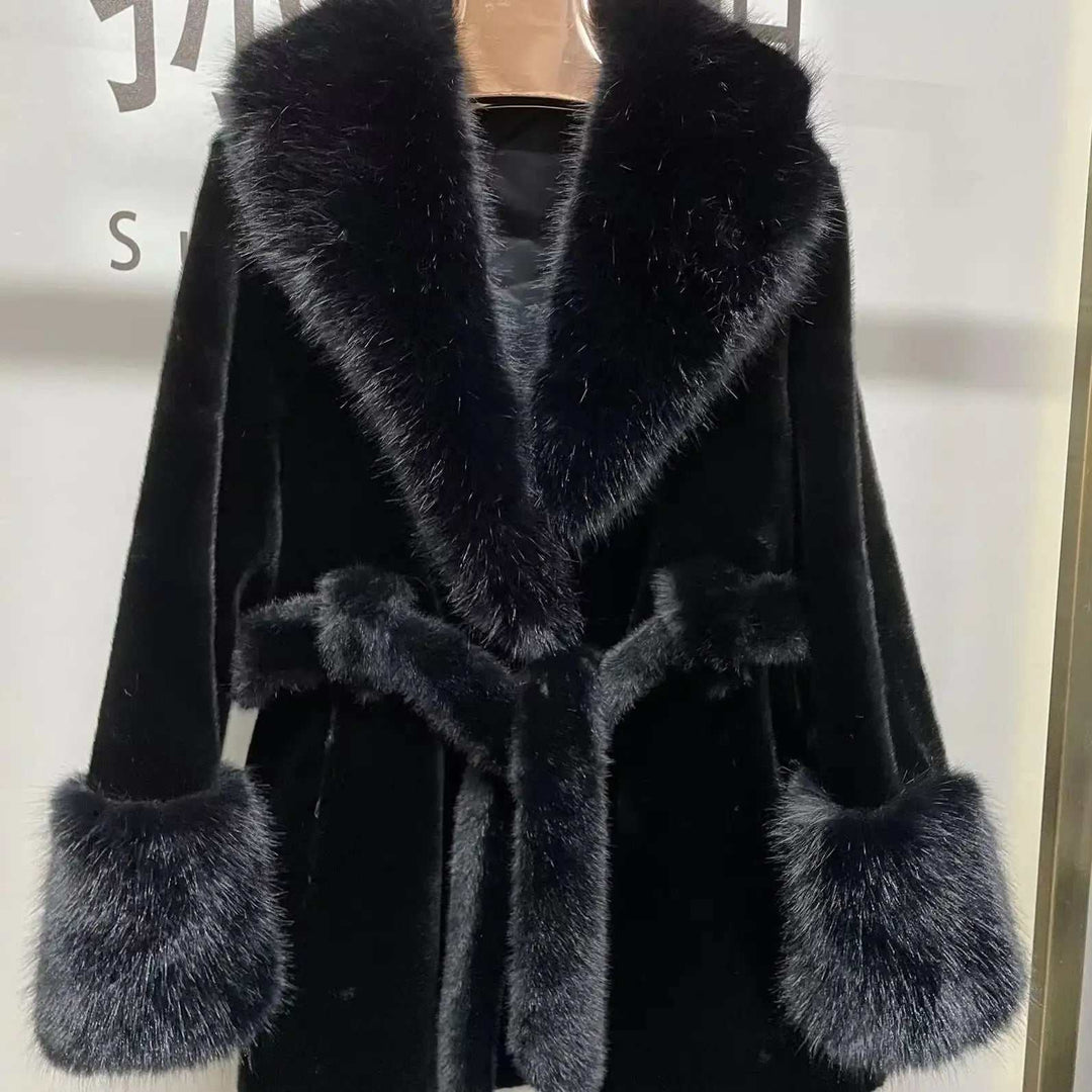 Luxuriöser Damen-Mantel in Nerzoptik, elegant und warm, getragen von Frau