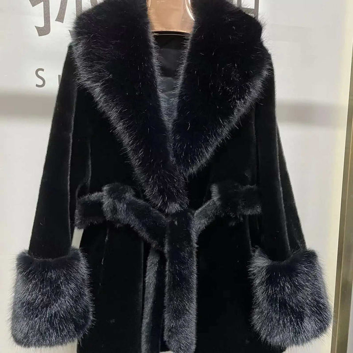 Luxuriöser Damen-Mantel in Nerzoptik, elegant und warm, getragen von Frau