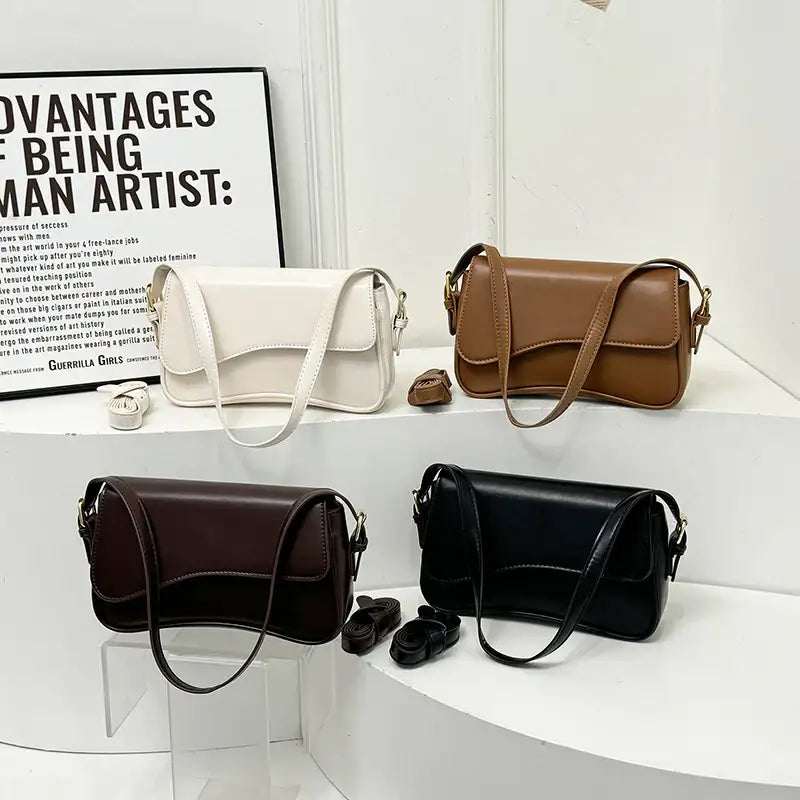 Vier Schultertaschen in Schwarz, Braun, Weinrot und Weiß aus Leder-Optik mit schmalem Riemen und Überschlag. IsabellBoutique030