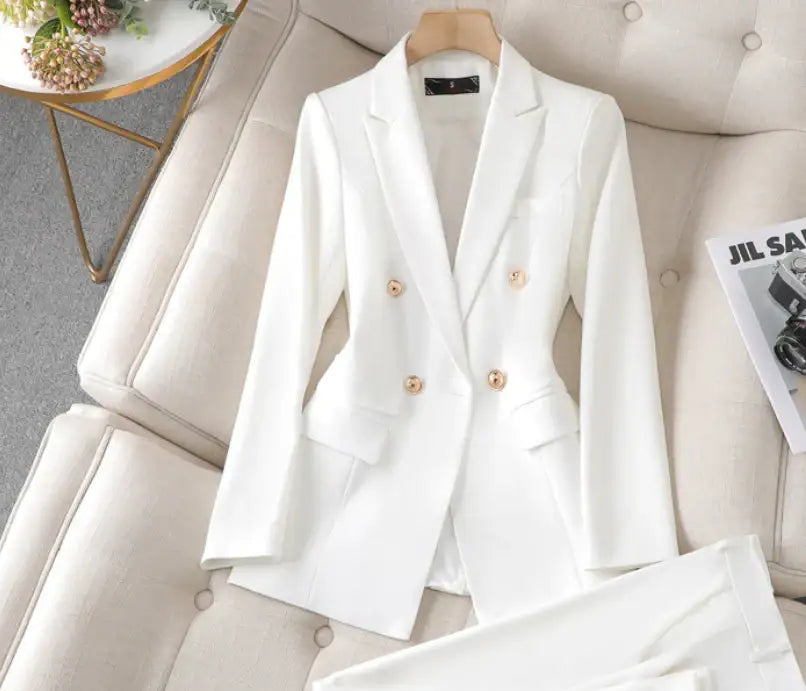 Eleganter Damen-Businessanzug mit Blazer und Schlaghose im modernen Büro-Look