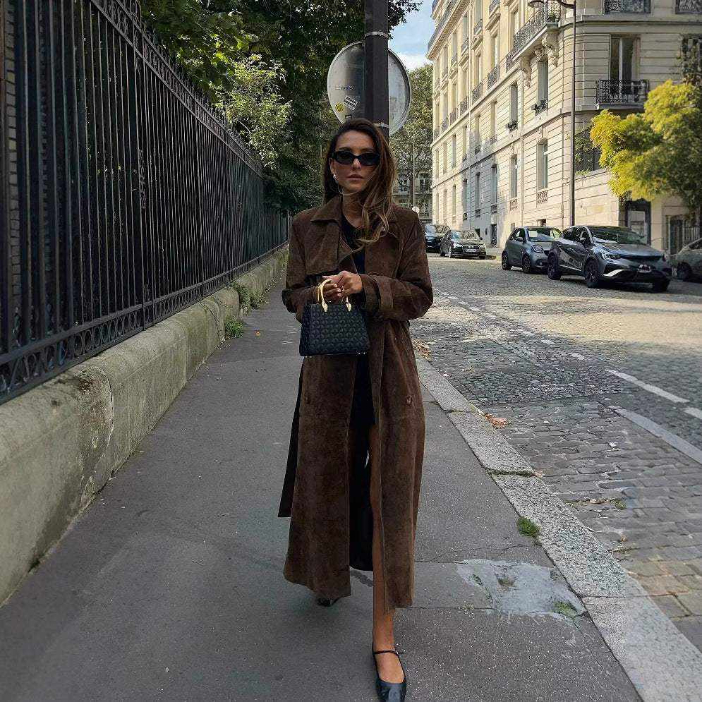 Damen-Trenchcoat in Kamel mit Doppelknopfleiste und Reverskragen im europäischen und amerikanischen Stil
