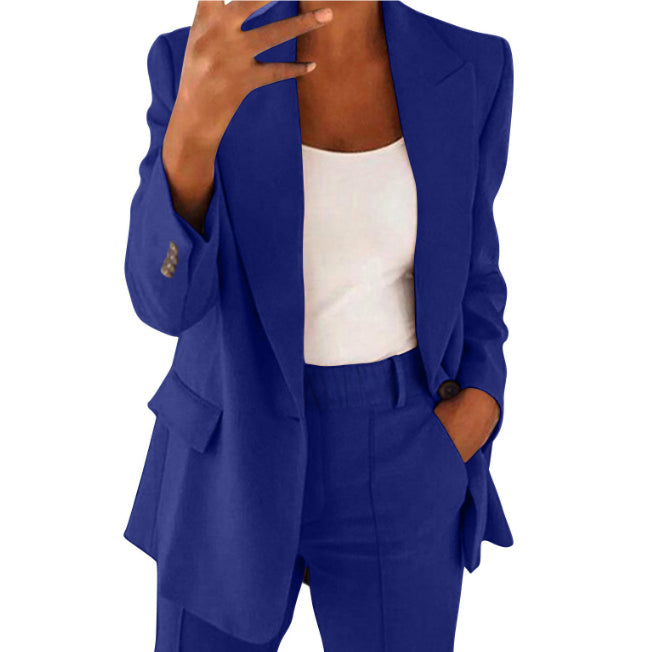 Damen Anzug: marineblaue Zweireiher-Blazer mit 3 Knöpfen und passender Hose, getragen mit weißem Top. IsabellBoutique030