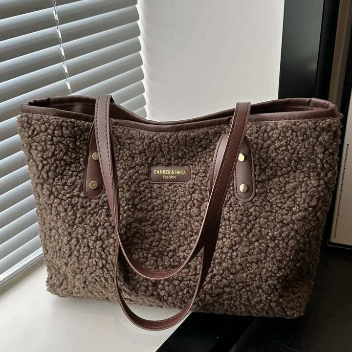 Modische Damen-Schultertasche aus flauschigem Material in vielseitiger Form für kühle Jahreszeiten