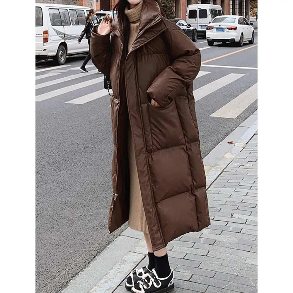 Frau in langer brauner Daunenjacke mit Rollkragen und Strickkleid, IsabellBoutique030