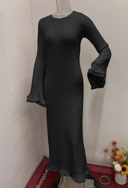 Schwarzes, geripptes Langarmkleid mit ausgestellten Glockenärmeln und Rüschensaum, IsabellBoutique030