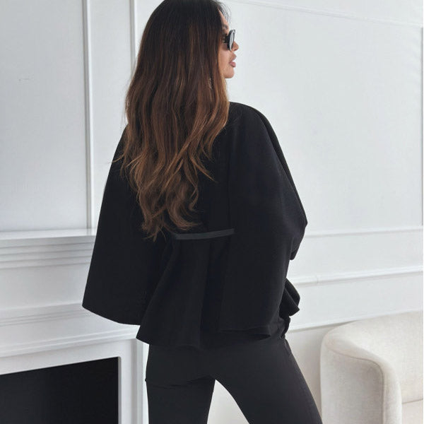 Schwarzer Wickel-Cardigan mit weiten Ärmeln und Taillengürtel. Damenmode elegant. IsabellBoutique030