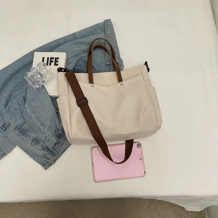 Modische lässige schlichte Schultertasche mit großem Fassungsvermögen und offener Außentasche in mehreren Farben