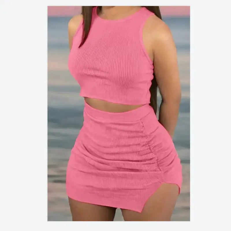 Frau trägt geripptes Crop Top mit figurbetontem Minirock im modernen Damen Set