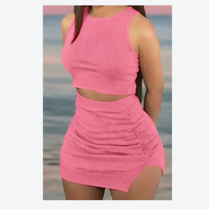 Frau trägt geripptes Crop Top mit figurbetontem Minirock im modernen Damen Set