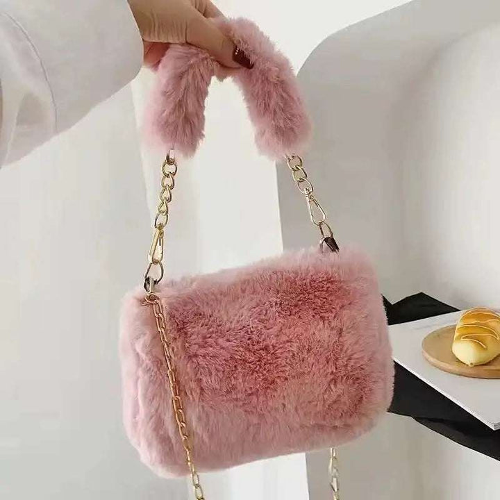 Kuschelige Mini-Tasche in Herzform aus weichem Plüsch mit Kette, urbanem Design und Kunstleder-Innenfutter