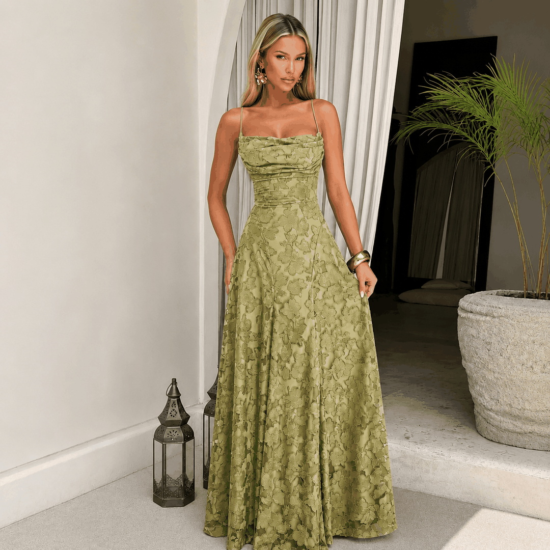 Elegantes Abendkleid mit drapierter Front und offenem Rücken in weißem Maxistil