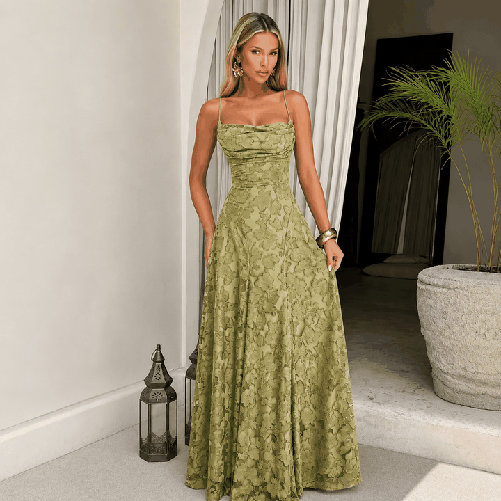 Elegantes Abendkleid mit drapierter Front und offenem Rücken in weißem Maxistil