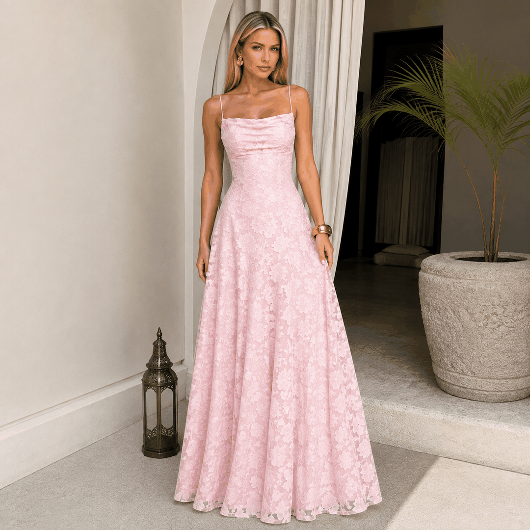 Elegantes Abendkleid mit drapierter Front und offenem Rücken in weißem Maxilänge-Stil