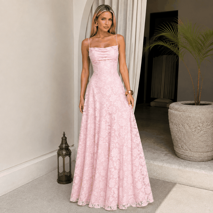 Elegantes Abendkleid mit drapierter Front und offenem Rücken in weißem Maxilänge-Stil