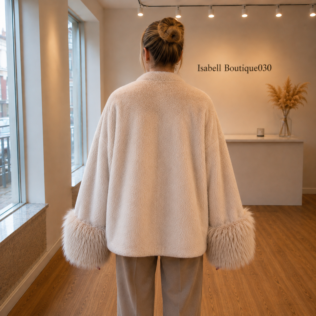 Eleganter Damenmantel aus Kunstfell in Beige mit Pelzkragen und Oversize-Schnitt für Herbstmode 2026