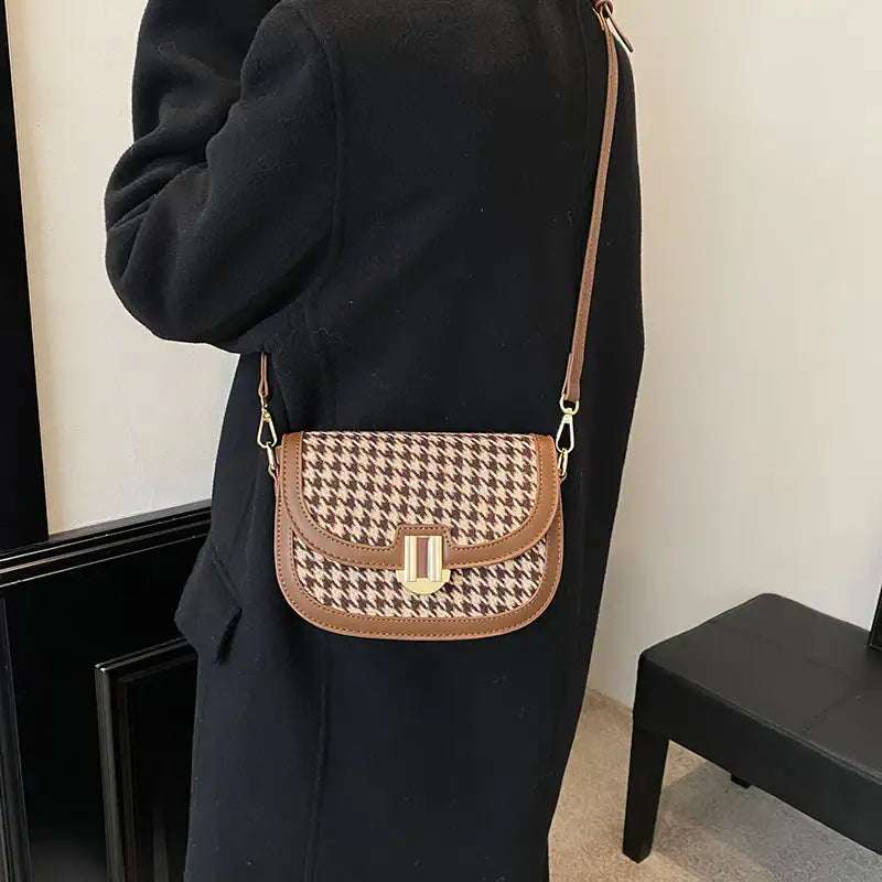 Modische halbrunde Schultertasche aus strukturiertem Material im urbanen minimalistischen Stil als Crossbody-Tasche