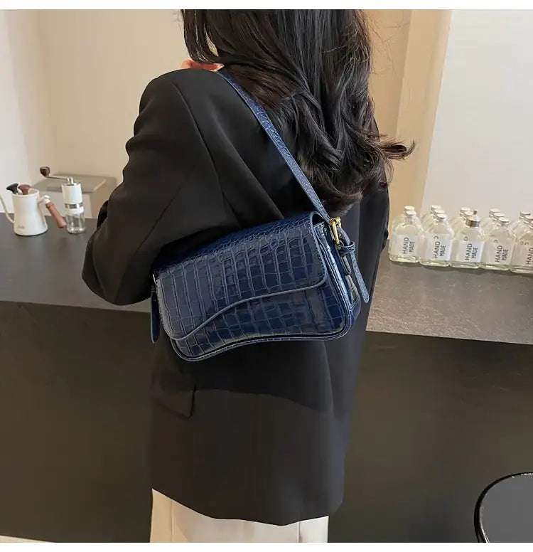 Damen-Umhängetasche in dunkelblau, Kroko-Optik, mit Klappe und schmalem Riemen. IsabellBoutique030